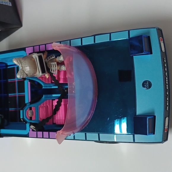 L.O.L SURPRISE Dance Dance Dance car, pool, and dance floor. 3-in-1 - Picture 5 of 8